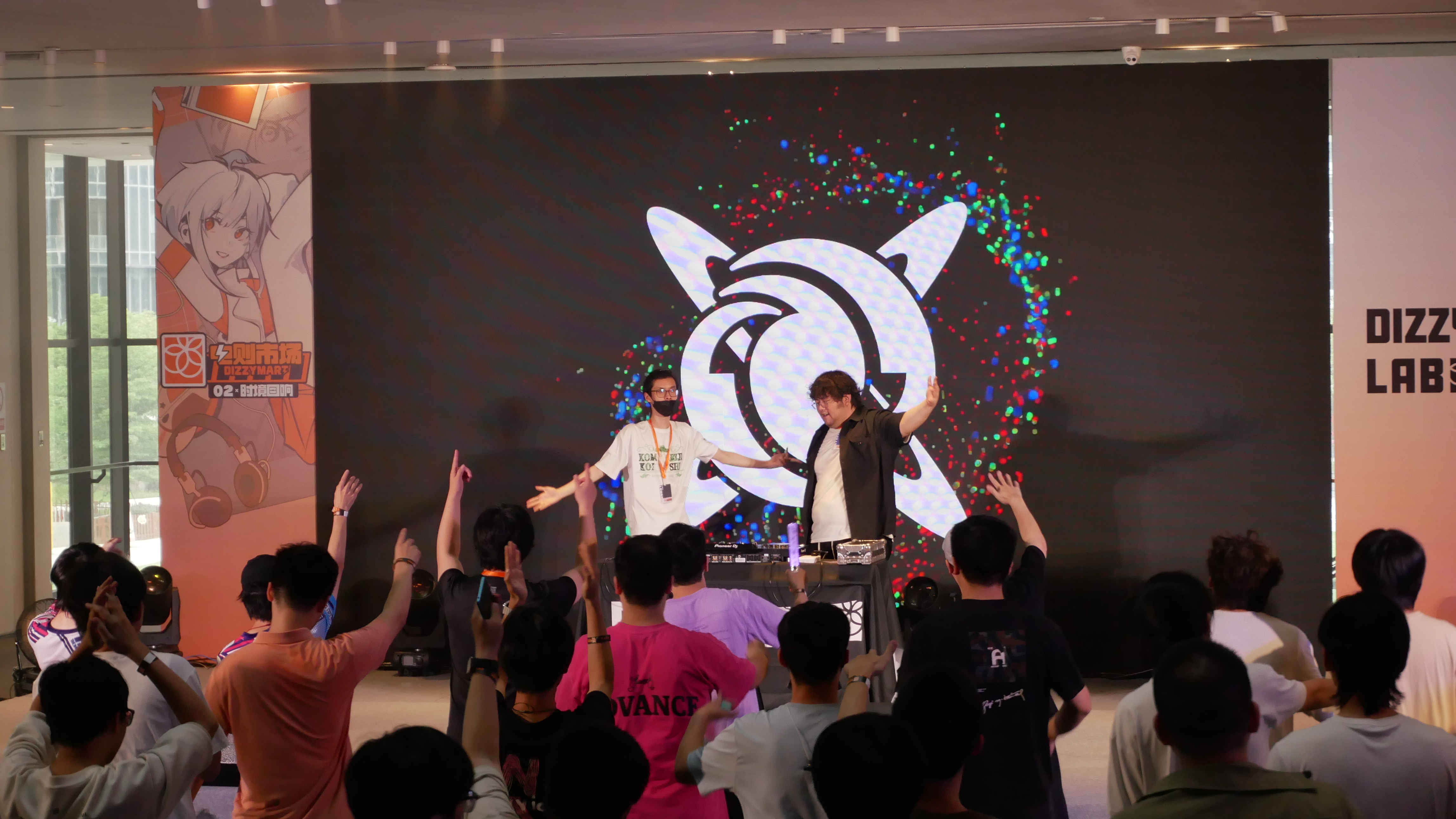 DJ 演出以 Hardcore set 为主，Trance 和 DnB 少之又少。Hardcore 的现场控制力太强了没办法
